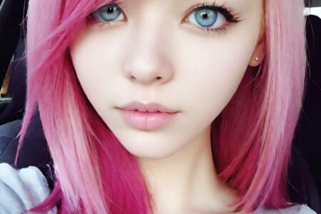 AI girl with pink hair wallpaper